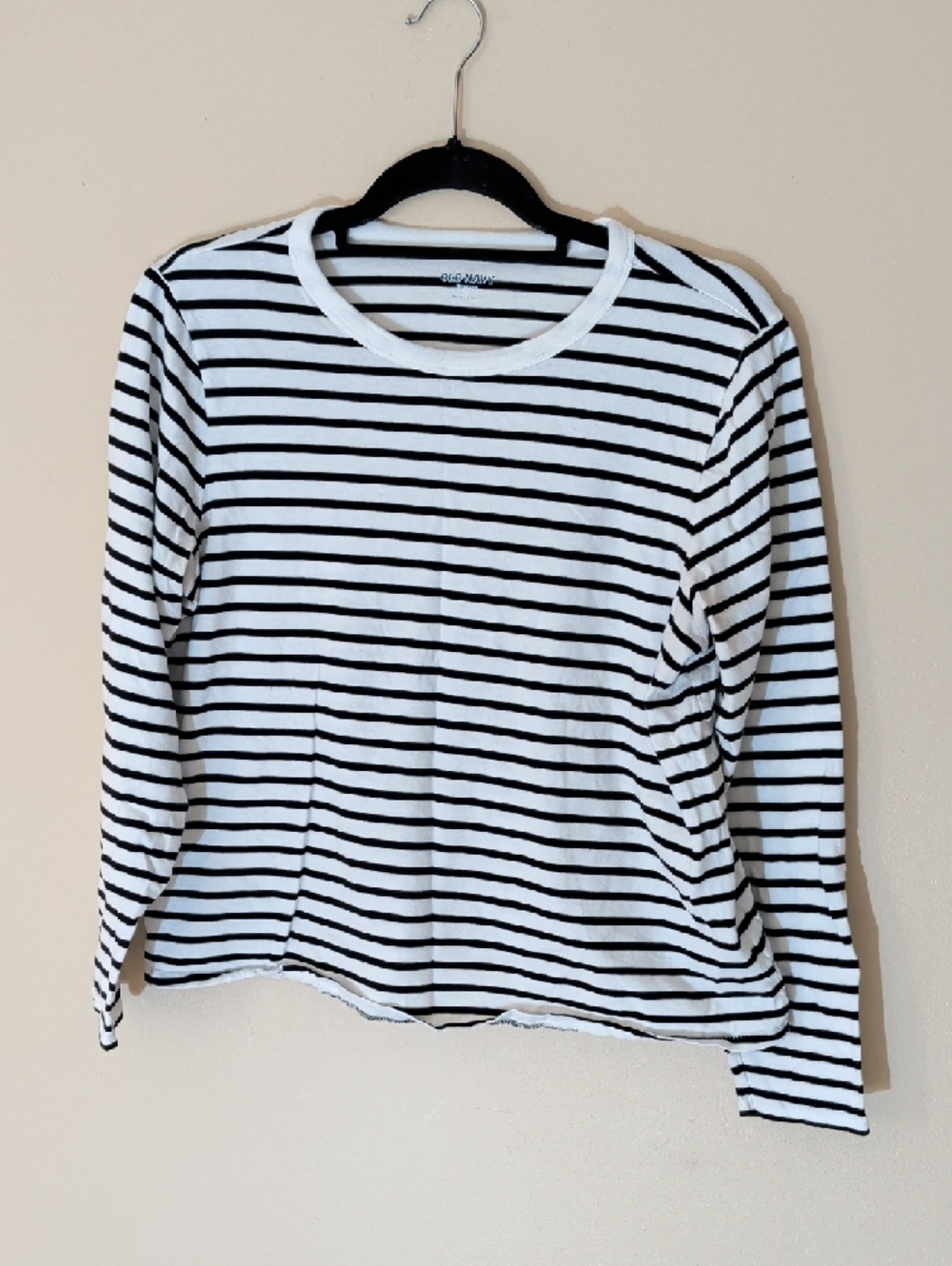 Old Navy Black & White Striped Long-Sleeve Tee - Picture 3 of 9